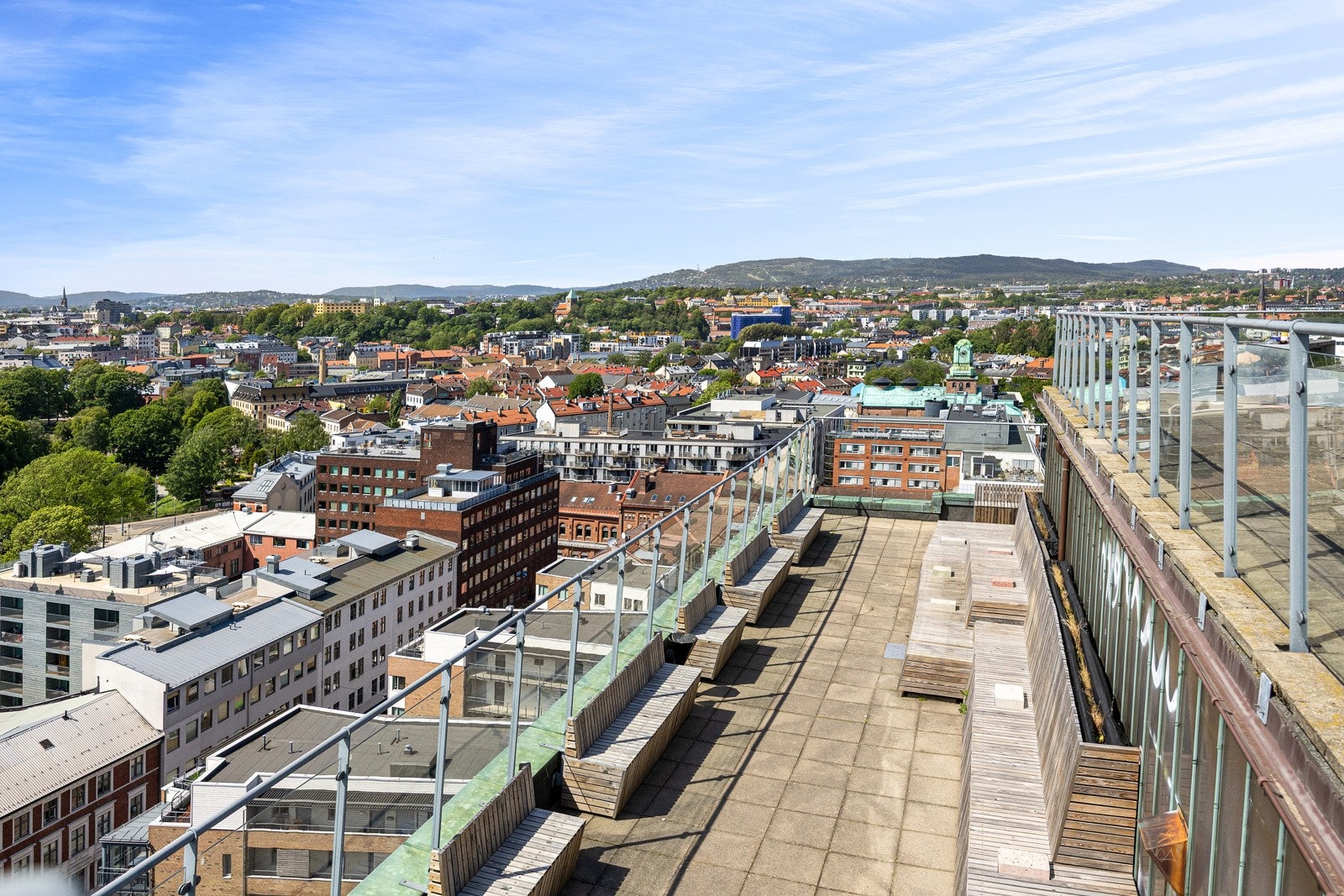 Solrik felles takterrasse med heisadkomst. Fantastisk 360 graders utsikt utover Oslo! Galleribilde