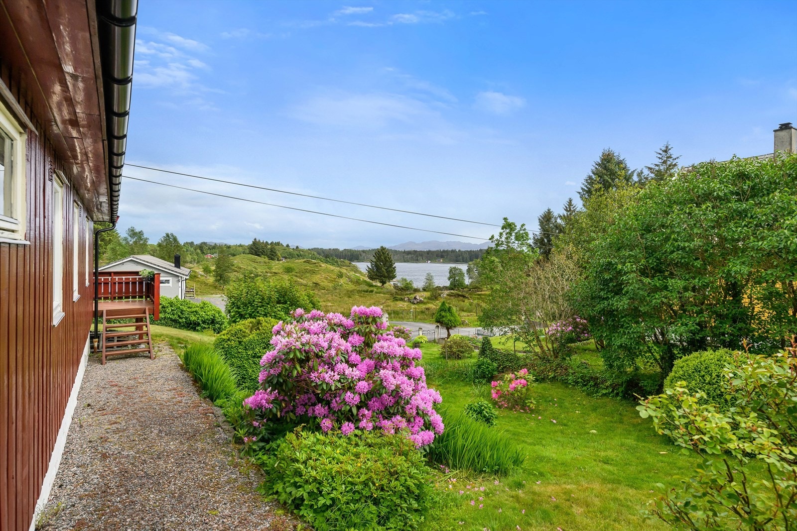 Fritidsboligen har en idyllisk beliggenhet i umiddelbar nærhet til sjøen, noe som gir fantastiske muligheter for rekreasjon og naturopplevelser året rundt. Galleribilde