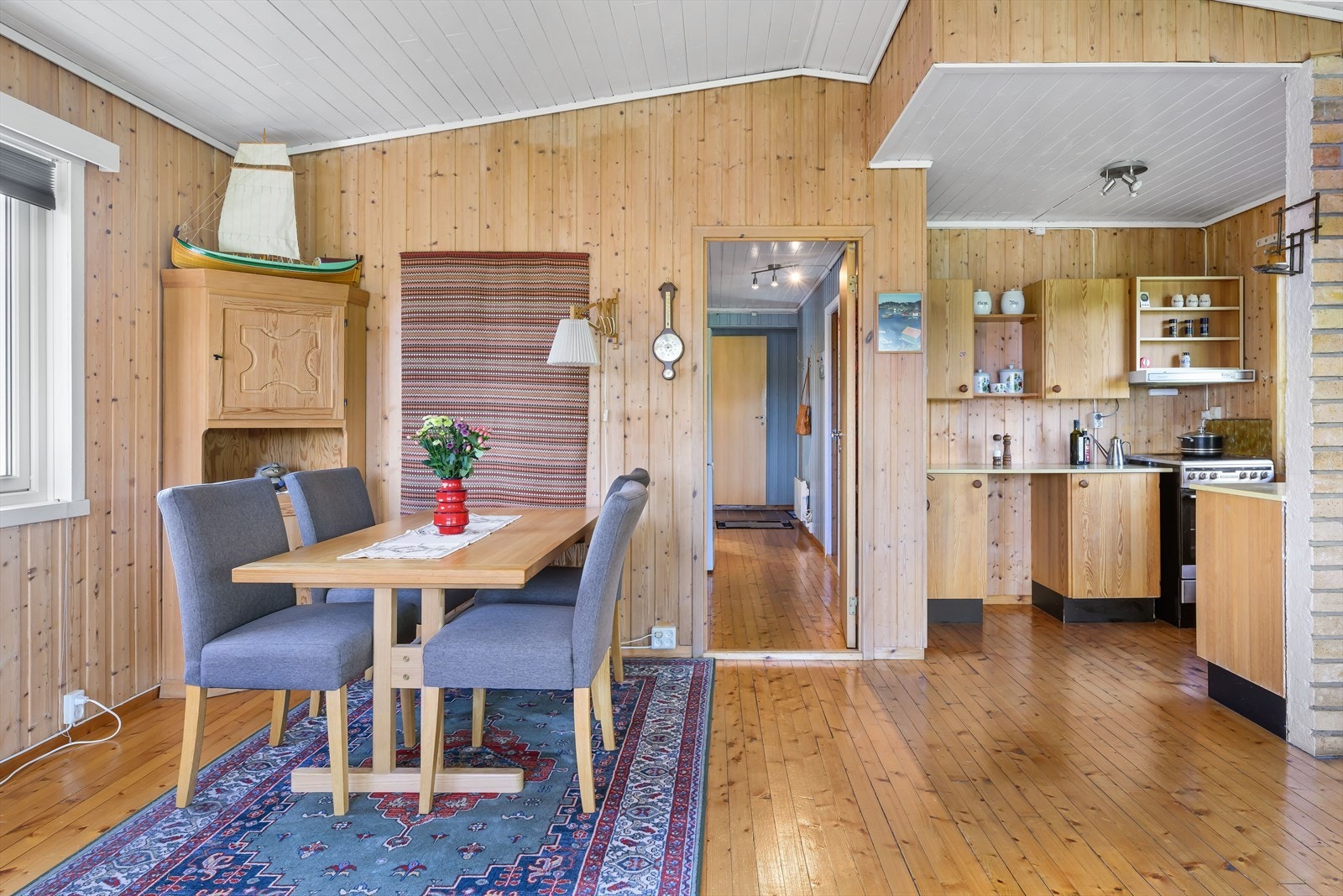 Det er god plass rundt spisebordet, som gjør det enkelt å samle familie og venner til hyggelige måltider og sosiale sammenkomster. Galleribilde