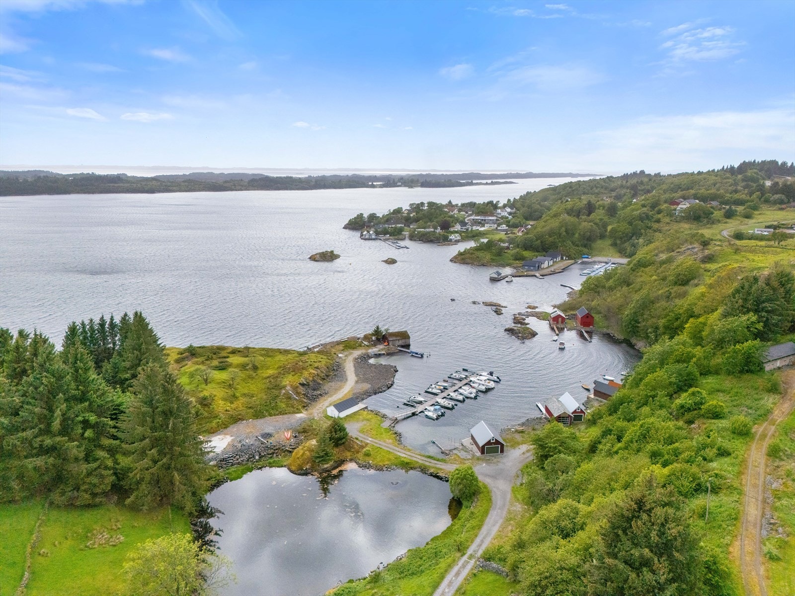 Nydelig beliggenhet ved sjøen med vakker utsikt. Perfekt for båtentusiaster og naturelskere som søker ro og idyll. Galleribilde