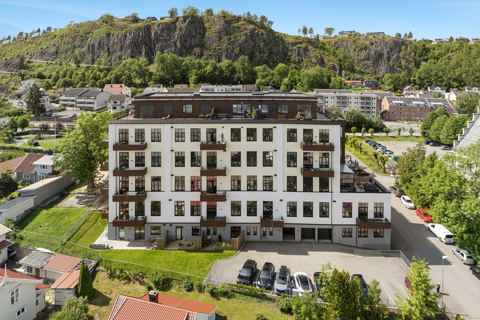 Her bor man i en leilighet med sjel og med en unik og luftig takhøyde, i et bygg som kombinerer tradisjon og historie med moderne bokomfort. Galleribilde