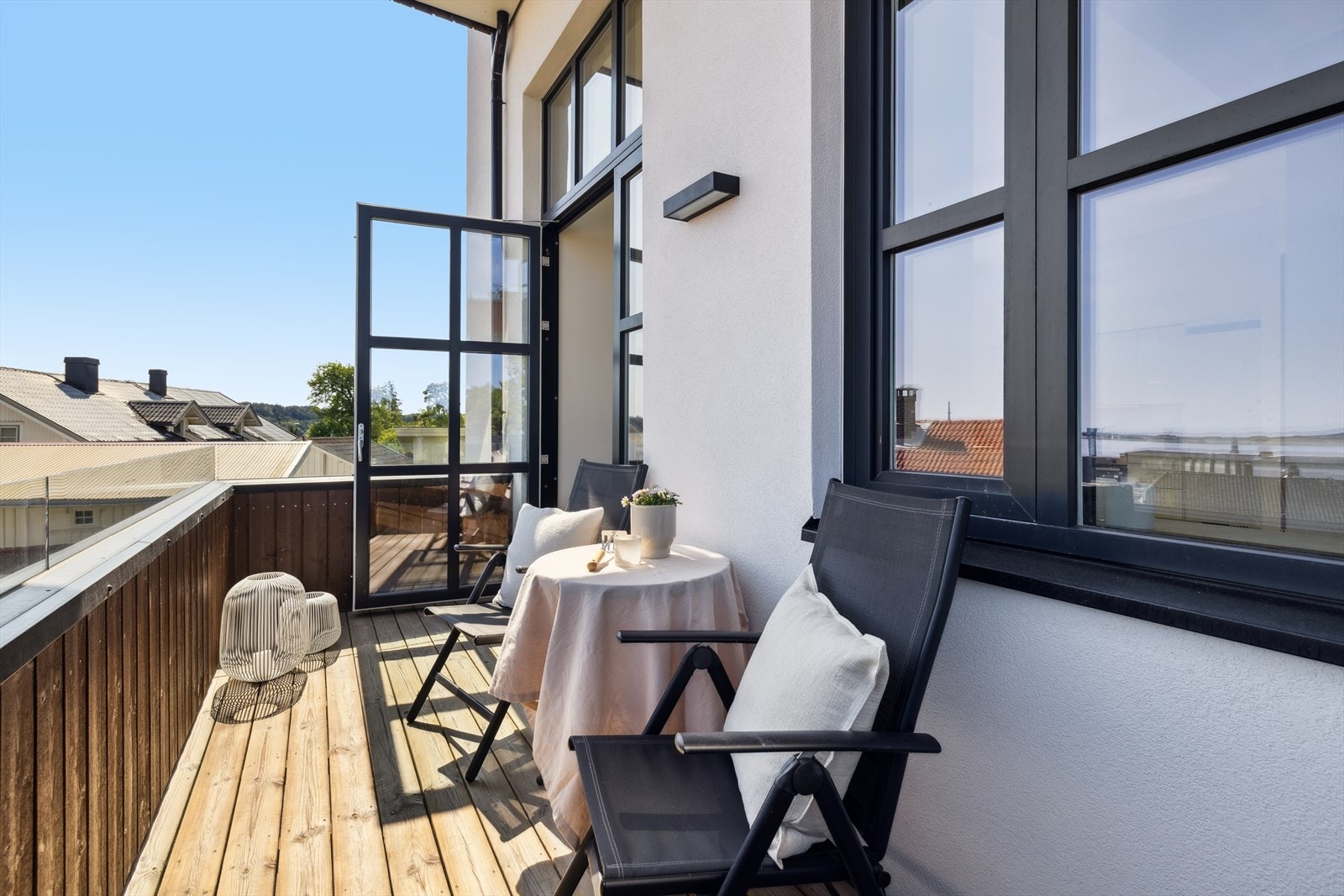 Balkongene har fin plass til utemøbler som blant annet utebord, lounge og grill. Galleribilde