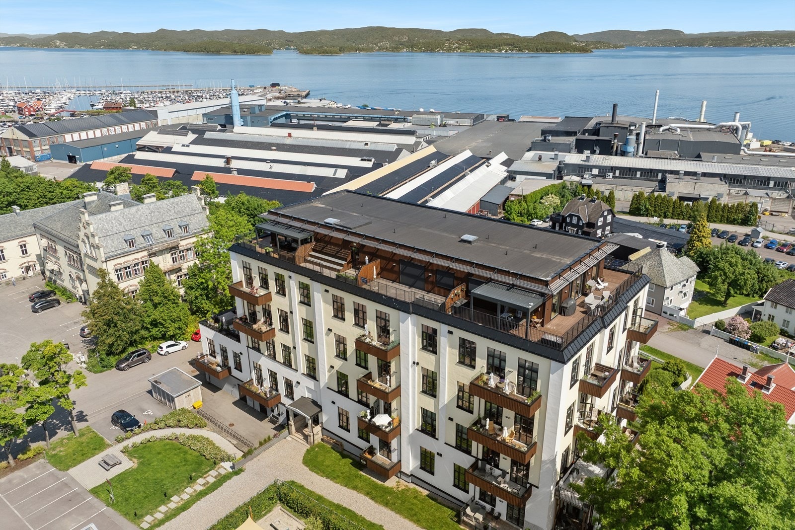 Bygget har en pen gjennomførelse hvor det har blitt lagt vekt på at bygningen skulle beholde sitt særpreg og markerte arkitektur. Det er fine fellesområder med asfalterte veier og plenområder. Det medfølger utvendig parkeringsplass til leiligheten. Galleribilde