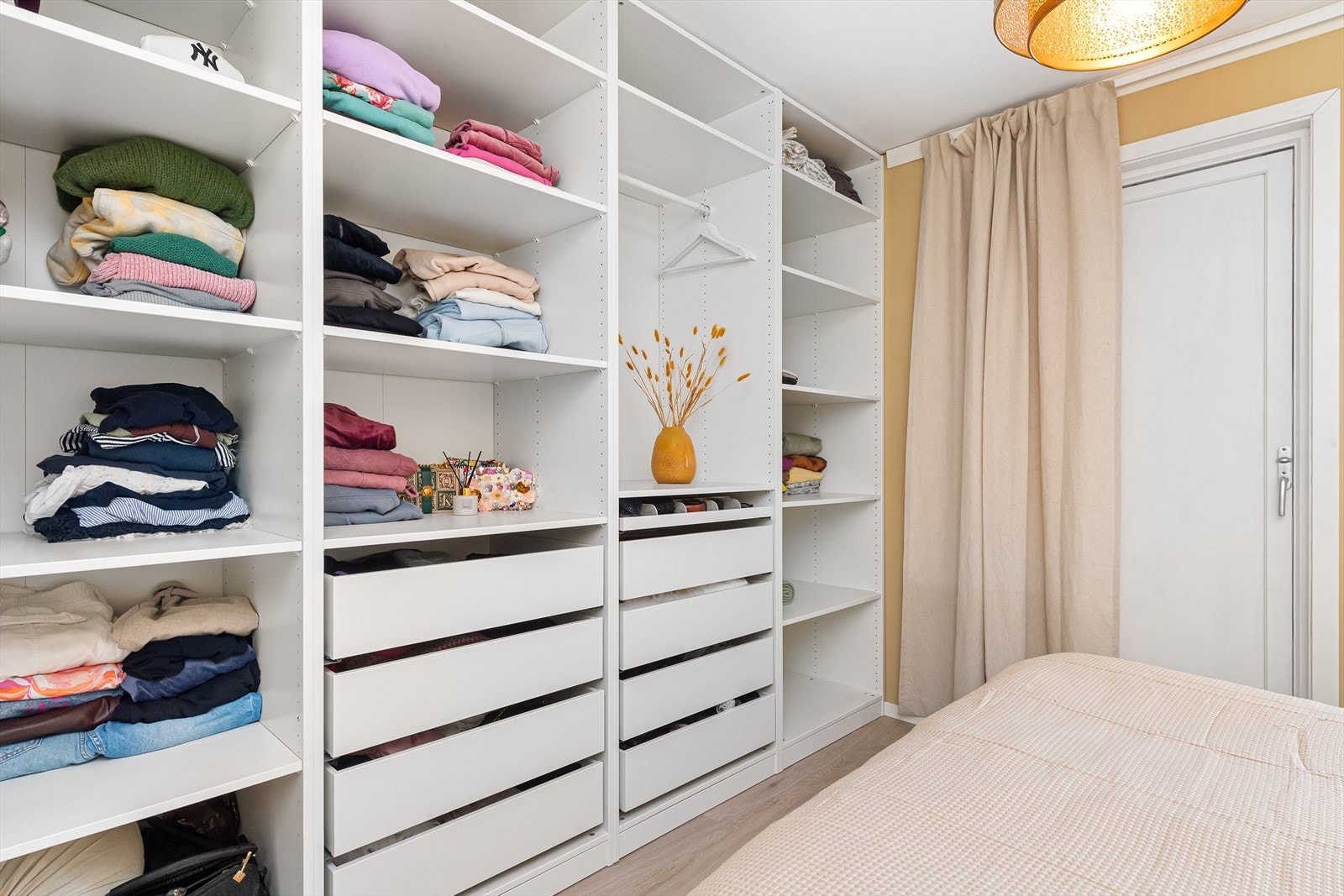 Garderobe på soverom Galleribilde