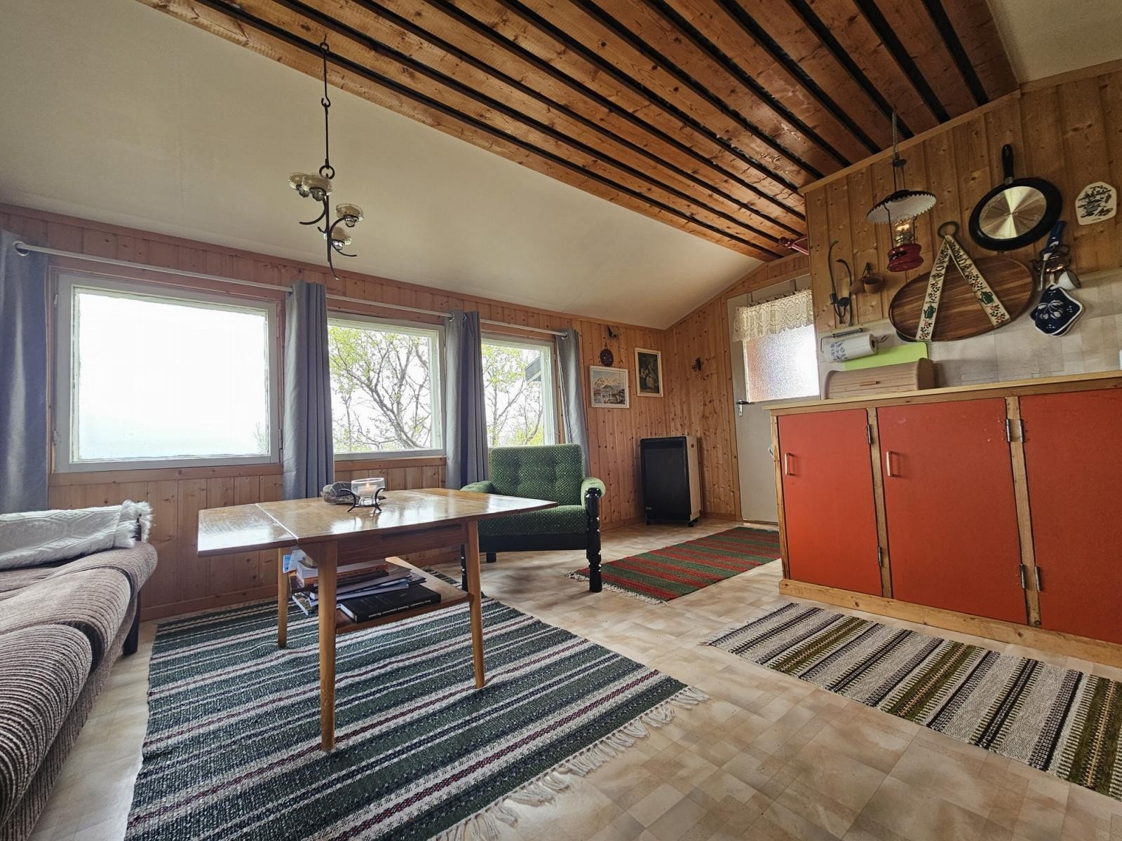 Stua og kjøkkenet er i åpen løsning Galleribilde