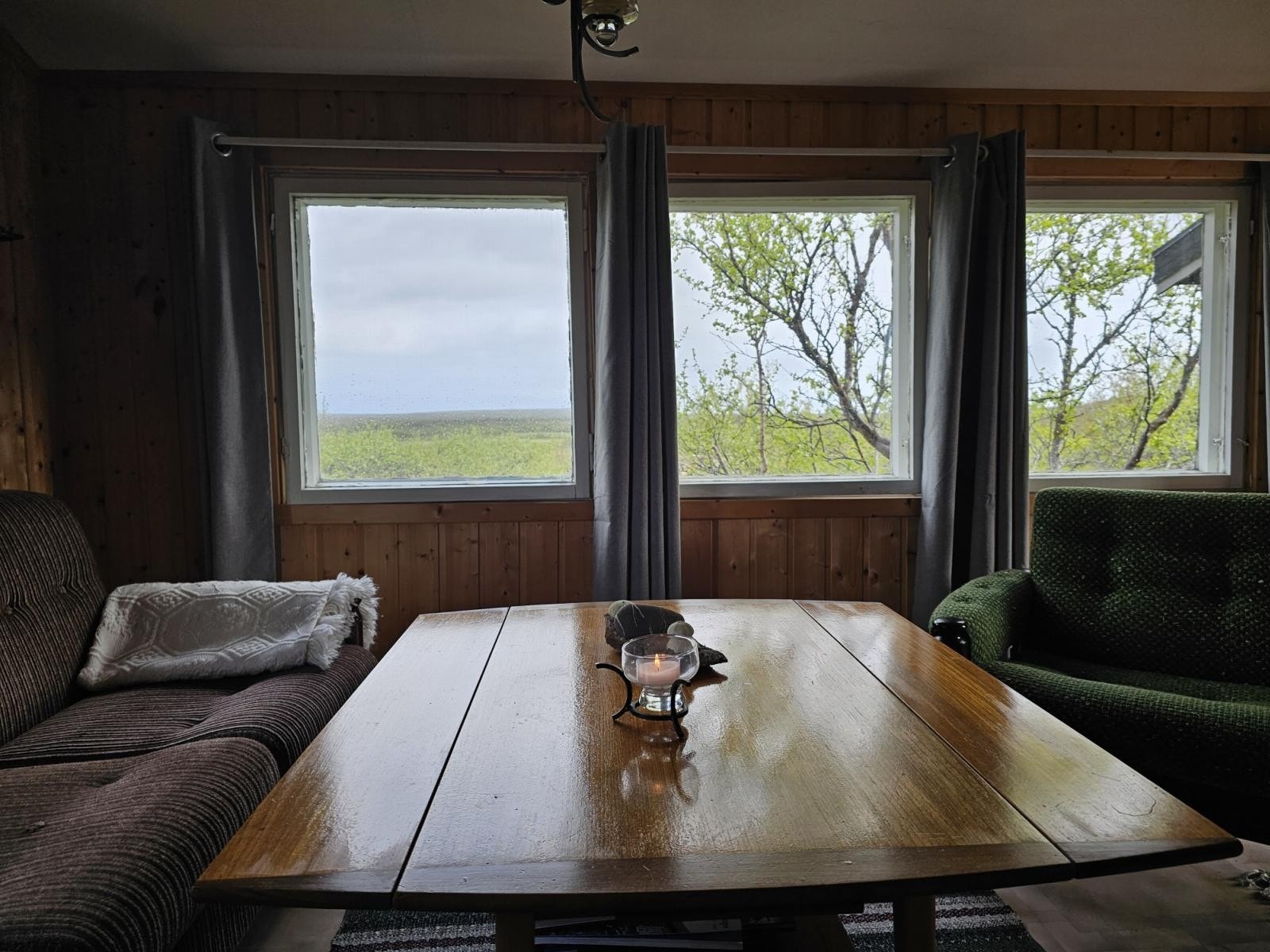 Flott utsikt gjennom stuevinduet Galleribilde