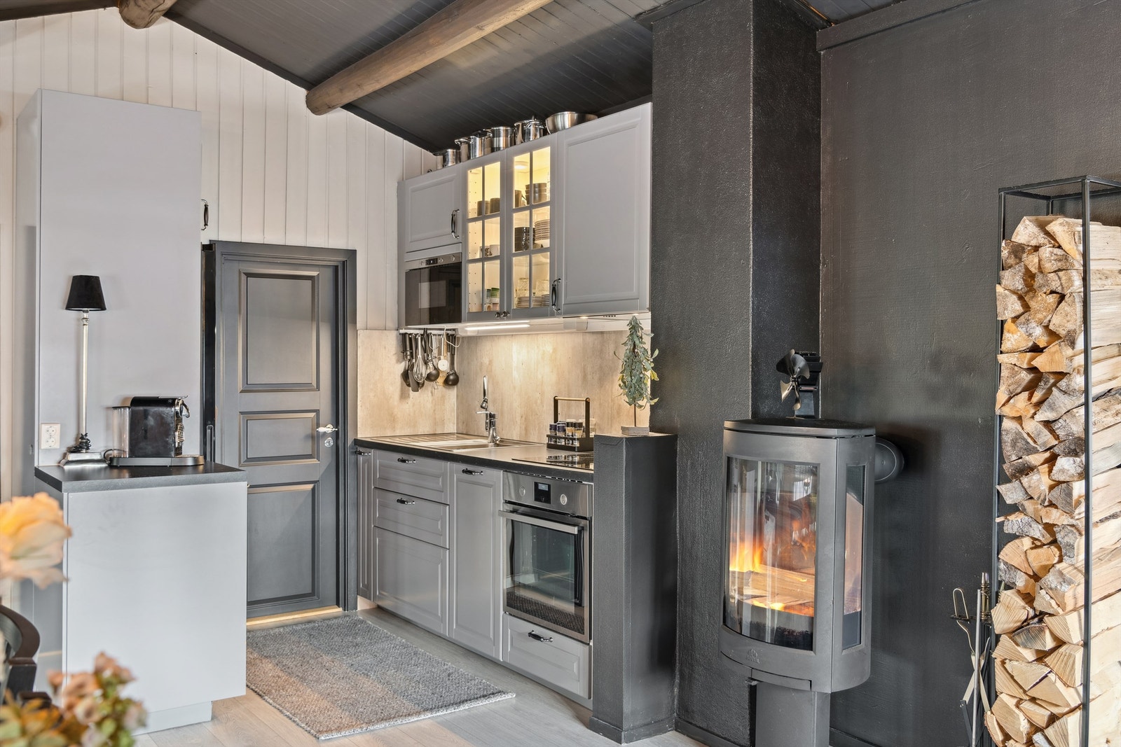 Det nyere kjøkkenet er i god stand med profilerte dører, induksjonstopp, stekeovn, kjøle- og fryseskap, oppvaskmaskin og en praktisk stålkum med ettgrep-blandebatteri. Galleribilde