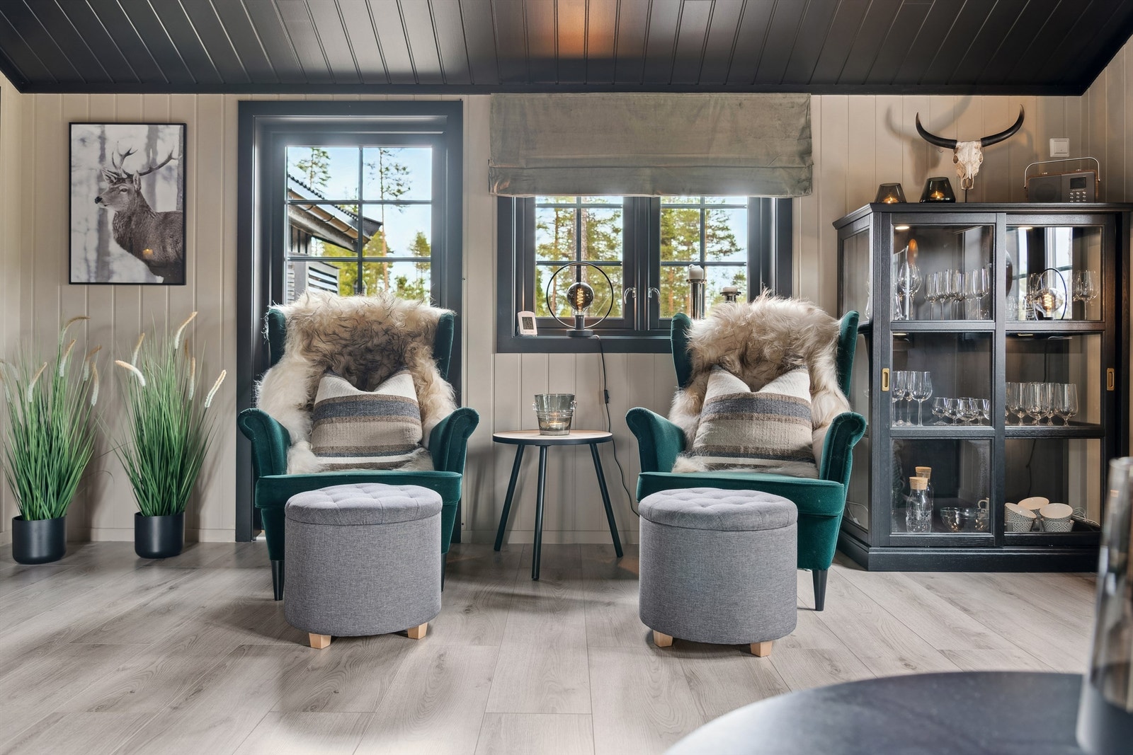 Dette allsidige rommet kan innredes som en koselig TV-stue, et rolig lesehjørne eller et ekstra gjesterom, og gir fleksibilitet for ulike behov og bruksområder. Galleribilde