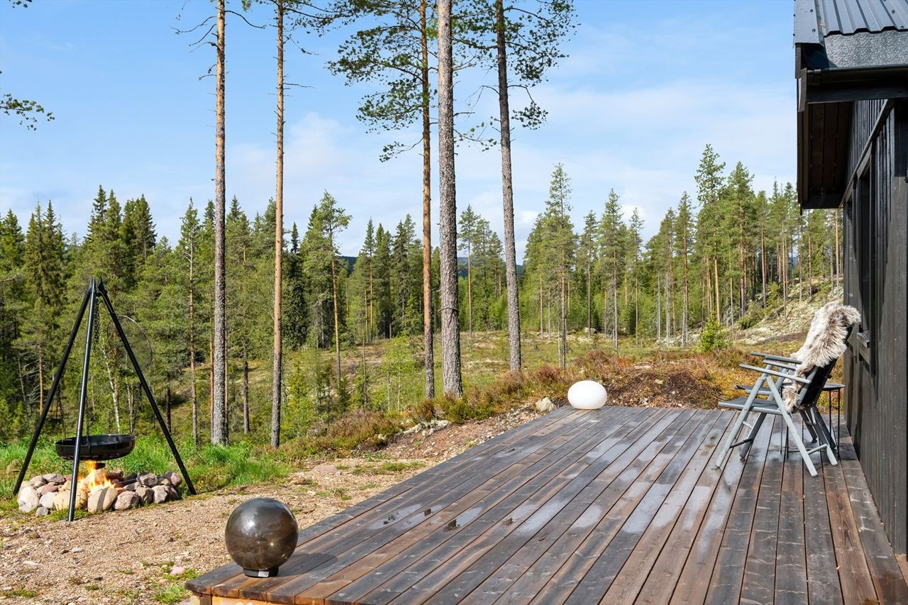 Terrassen på ca. 61 m² strekker seg på to sider av hytta. Galleribilde