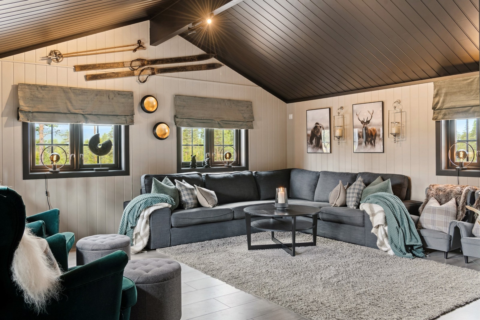 Hytta har en lys og trivelig ekstra stue som er en del av tilbygget fra 2022. Galleribilde