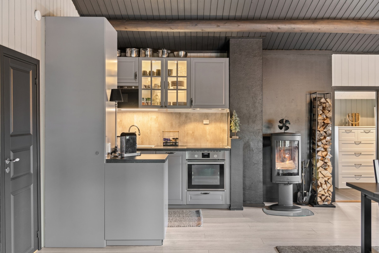 Hytta har åpen og innbydende stue- og kjøkkenløsningen, som ble modernisert i 2018. Galleribilde