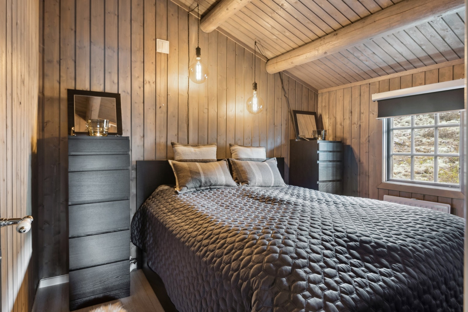 Hytta har tre komfortable soverom som gir god plass til både familie og gjester. Hovedsoverommet tilbyr et fredelig tilfluktssted. Galleribilde