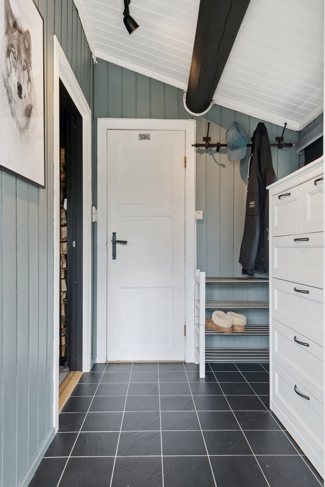 Hyttas entré er et praktisk og innbydende rom som ønsker deg velkommen. Her er det gode avkledningsmuligheter med vegghengte knagger og plass til en kommode. Fra entréen har du direkte adkomst til stue/kjøkken og inn til badet. Galleribilde