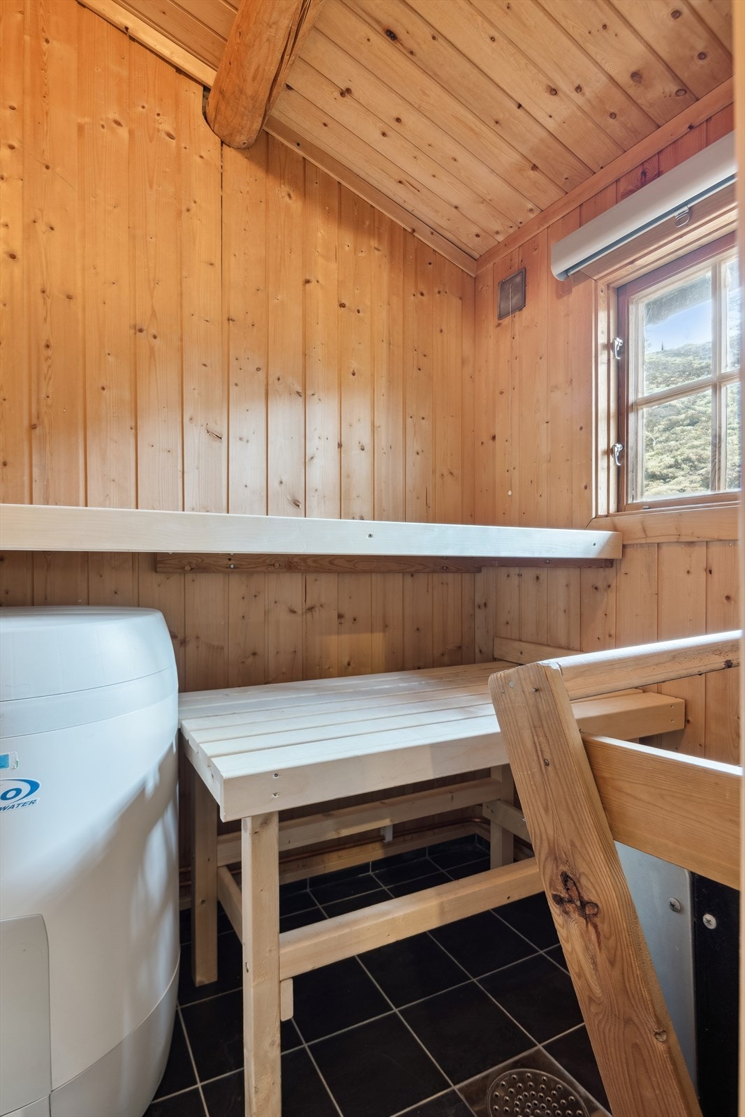 I tilknytning til badet finner du en herlig badstue, perfekt for avslapning etter en lang dag i fjellet. Badstuen er nylig pusset opp. Varmtvannstanken er praktisk plassert under badstuebenken. Galleribilde