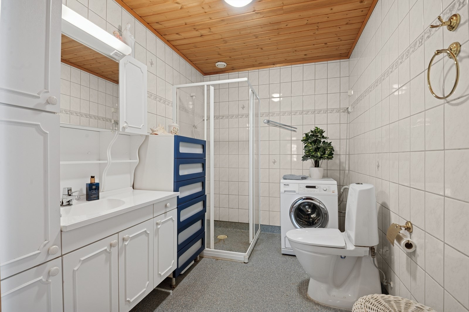Baderom med opplegg for vaskemaskin Galleribilde