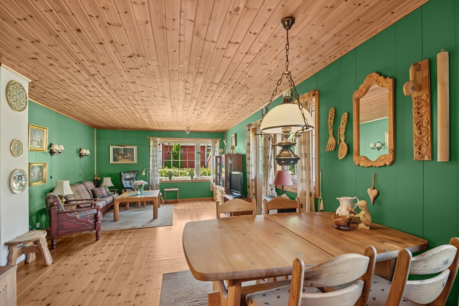 Romslig stue med god plass til sofagruppe, stuebord, TV m.m Galleribilde