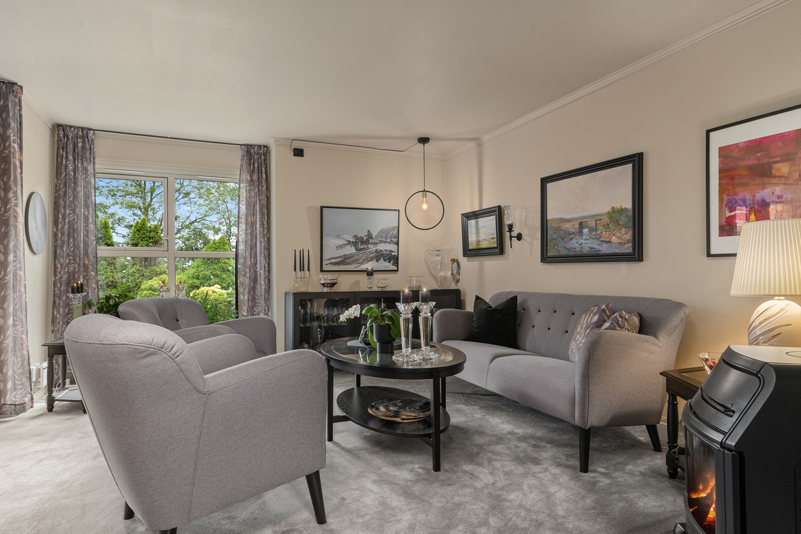 Stor stue med plass for flere spitegrupper og spisebord. Galleribilde