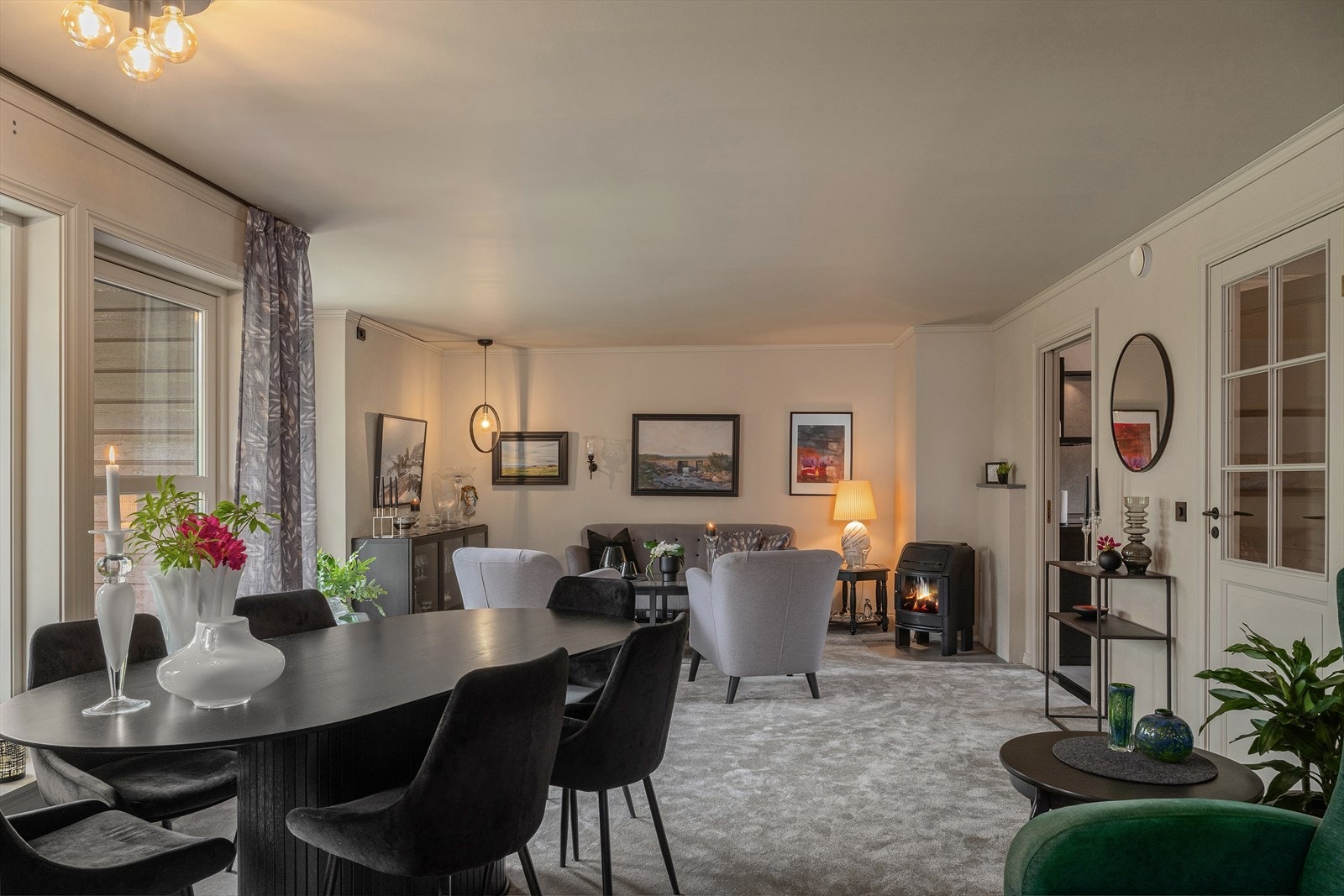 Lunt teppe på gulvet. Galleribilde