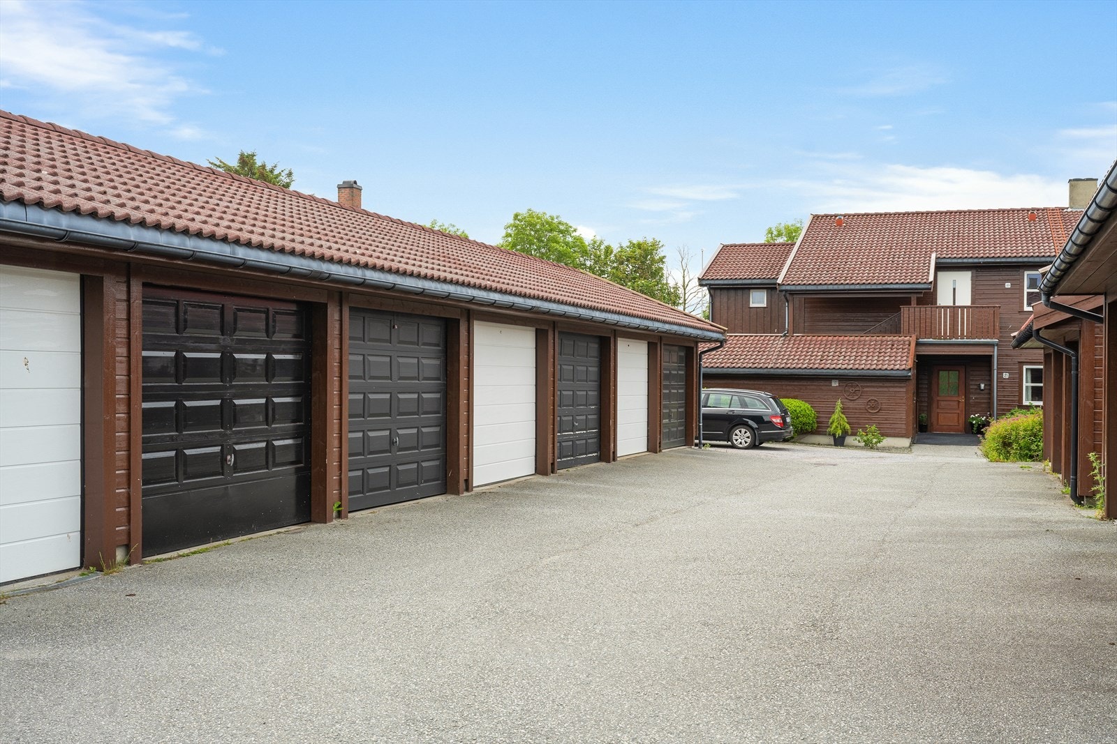 Leiligheten har garasje med portåpner. Galleribilde