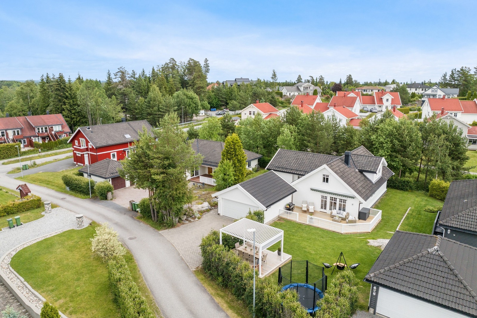 Her bor du i et rolig og etablert nabolag, med samtidig kort vei til alle fasiliteter. Galleribilde