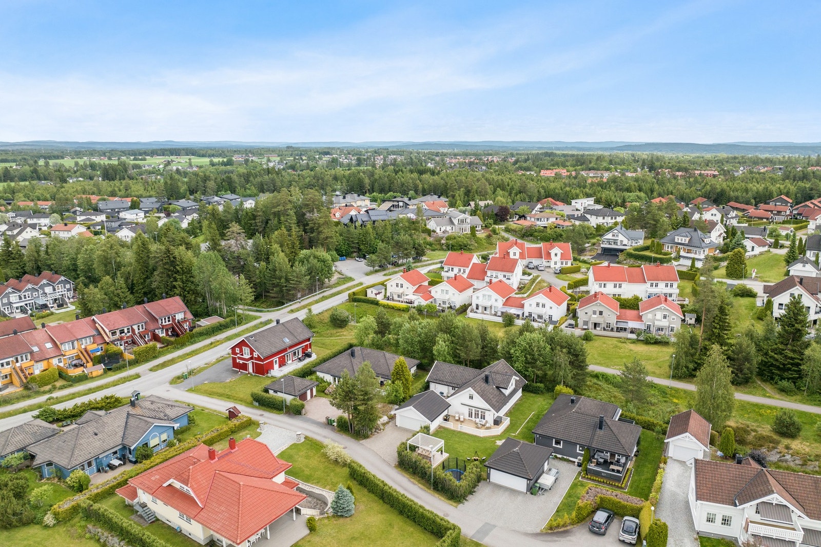 Fra boligen er det kort vei til barnehager, skoler, kollektivt og gode servicetilbud. Galleribilde