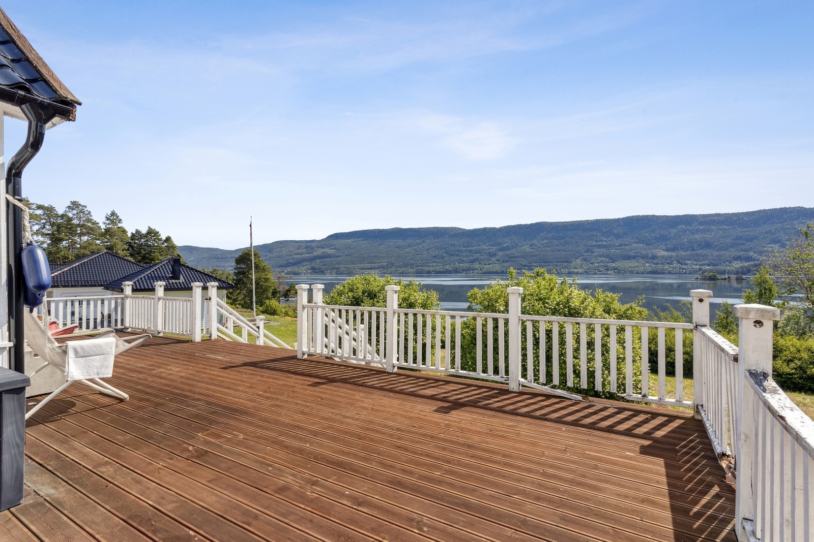 På den store terrassen kan virkelig nyte sommeren og den nydelige utsikten til fjorden. Galleribilde
