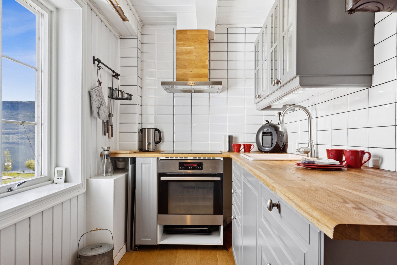 Et lyst kjøkken - fin utsikt til fjorden fra vinduet! Galleribilde