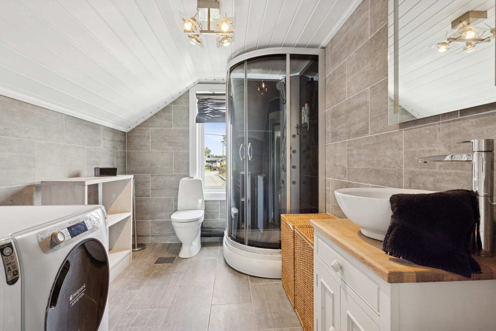 Våtrommet inneholder innredning med servant, dusjkabinett, wc og opplegg for vask / tørk. Galleribilde