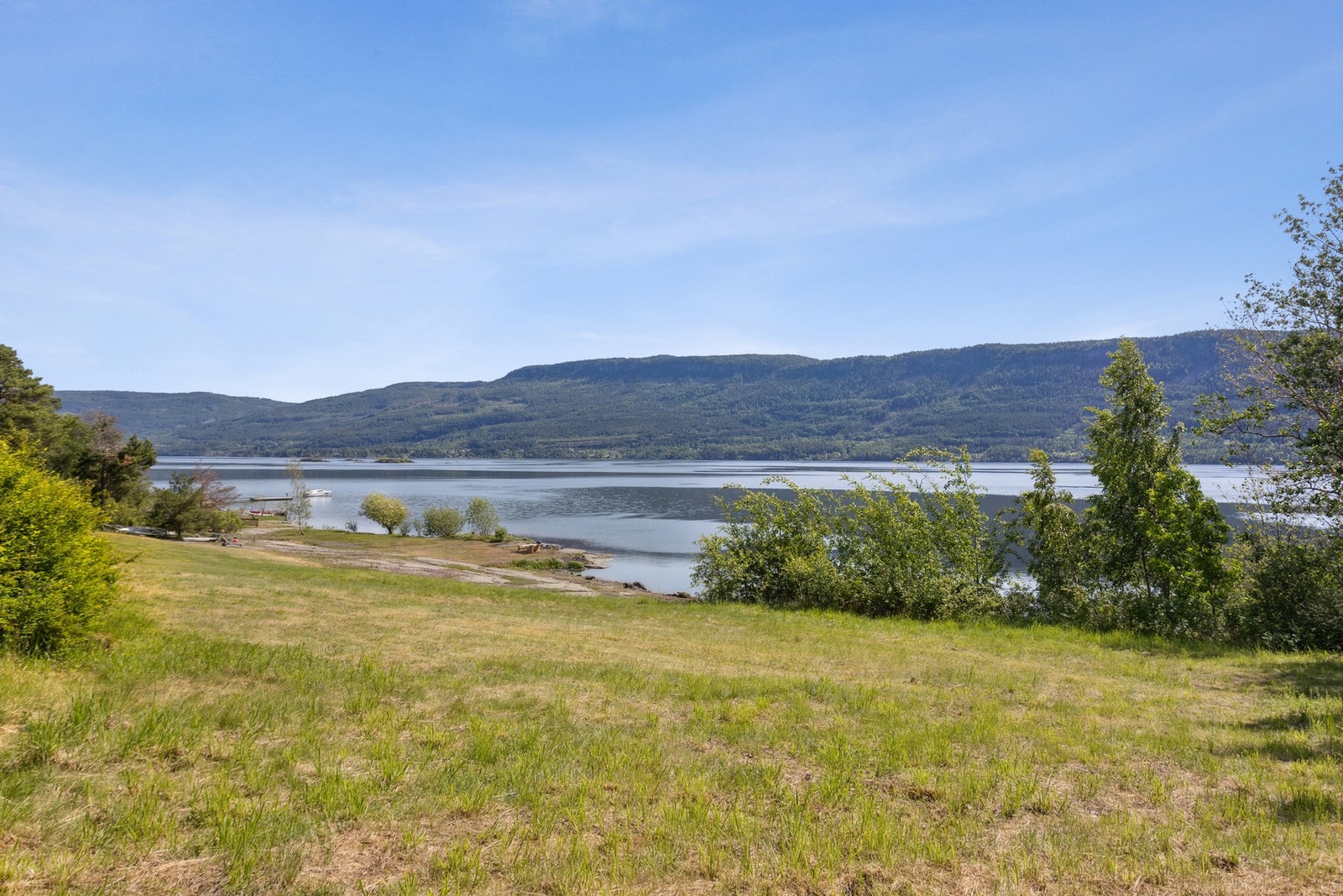 Romslig hage - godt med boltreplass for hele familien. Galleribilde