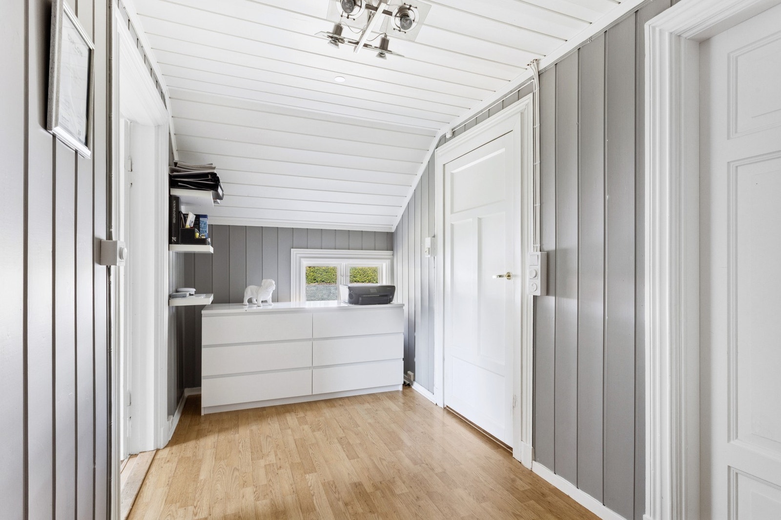 I 2. etasje har du en gang med oppbevaringsmuligheter. Galleribilde