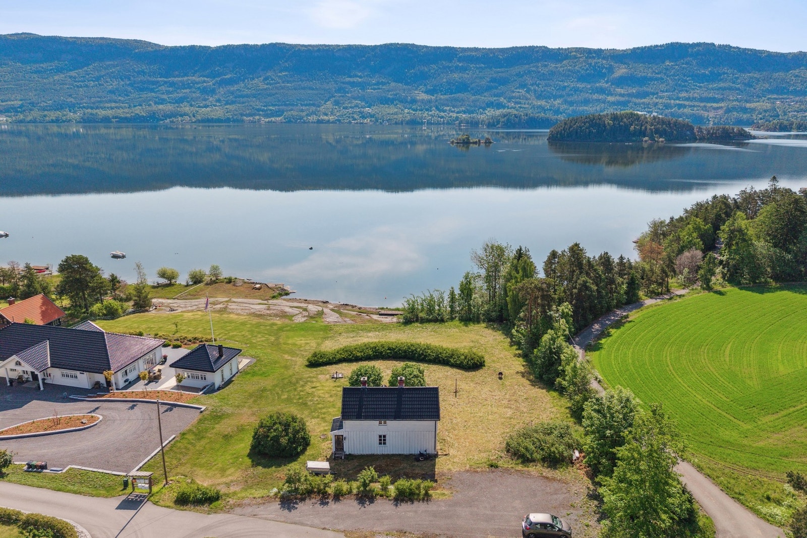 Eiendommen ligger solrikt og fredelig til i et svært ettertraktet boligområde i Nedre Steinsåsen - kjent for sitt gode bomiljø og nærhet til både natur og nødvendige fasiliteter. Galleribilde