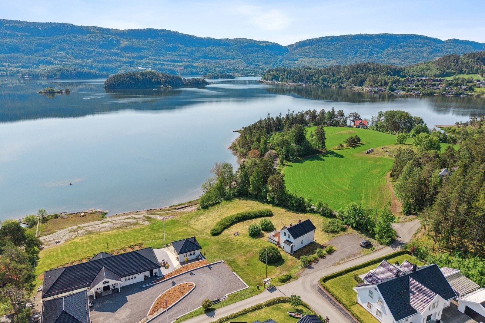 Her bor du i naturskjønne omgivelser helt nede ved vannkanten, med fri utsikt over vakre Steinsfjorden og kort gangavstand til badeplass og båtliv på Høyenhall. Galleribilde