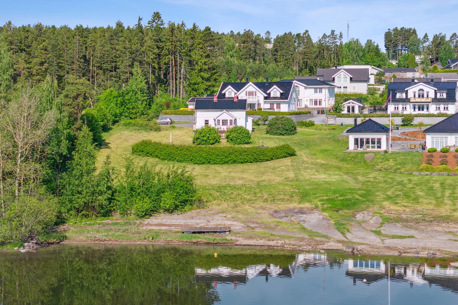 Drømmer du om å bo med fjorden som nærmeste nabo? På Sommerroveien 62 får du sjelden anledning til å sikre deg en eiendom med en så spektakulær beliggenhet. Galleribilde