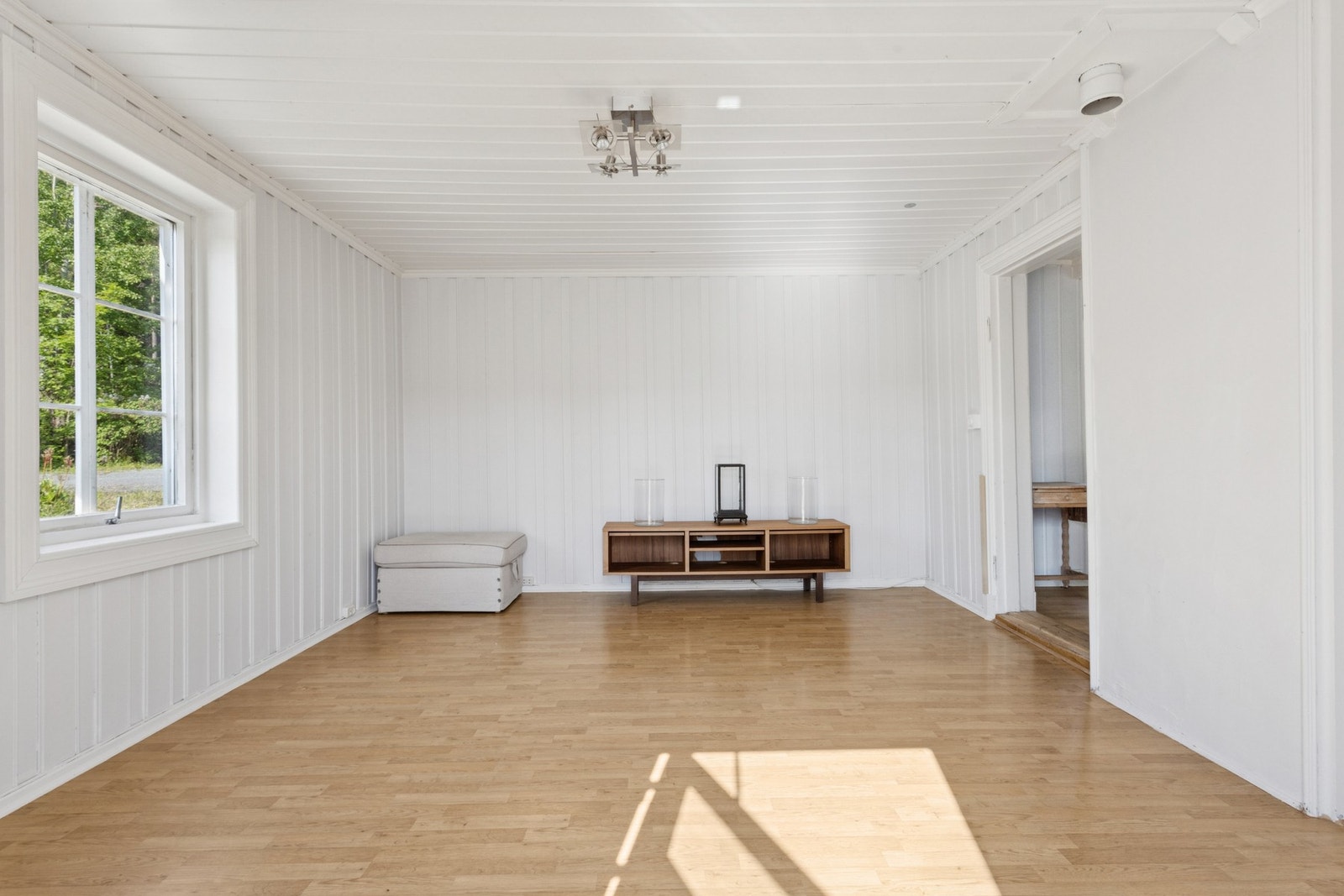 Lysmalte overflater i stuen. Galleribilde