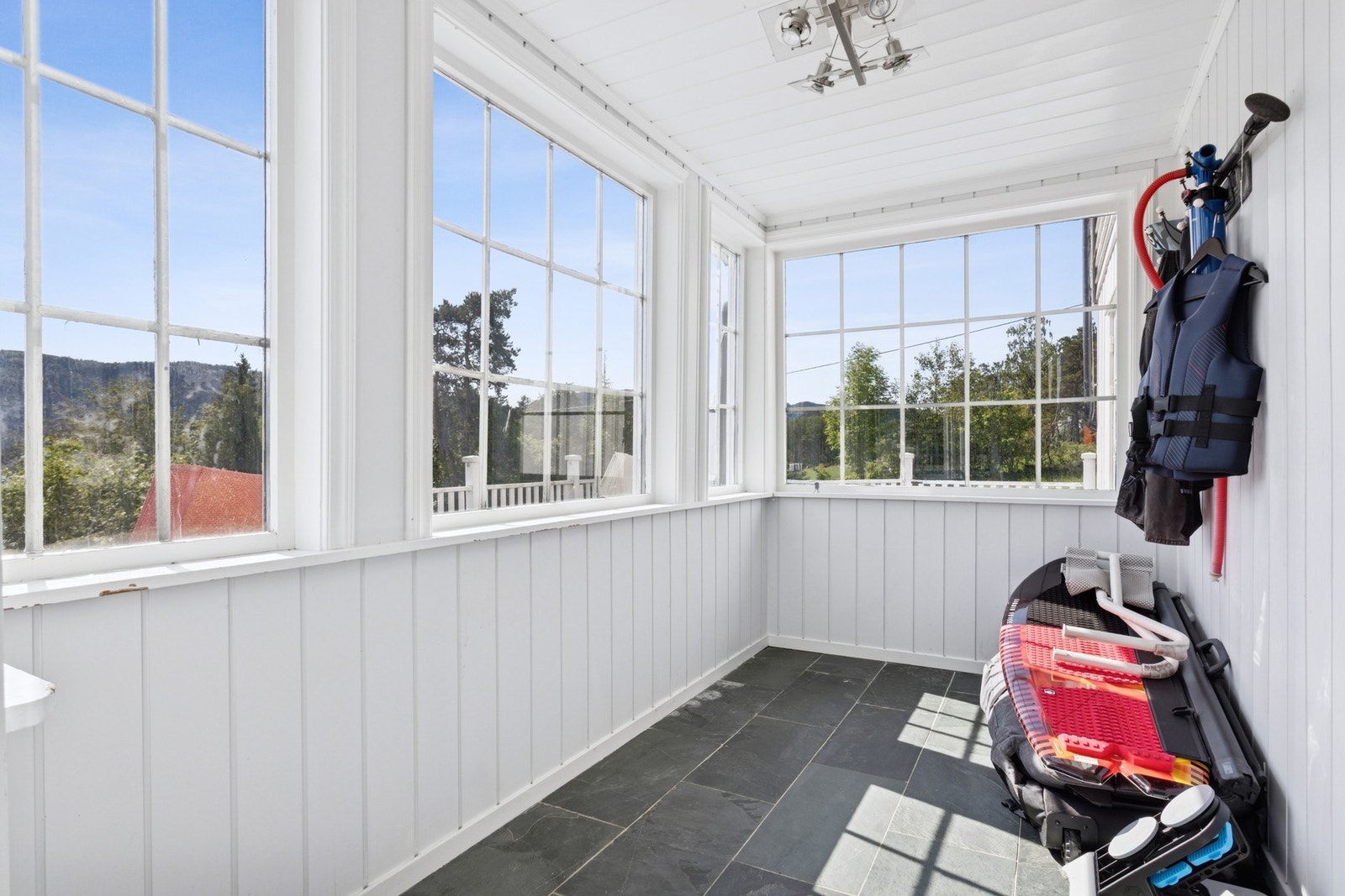 Velkommen inn - en lys entré med fin plass til å hensette sko og yttertøy. Galleribilde