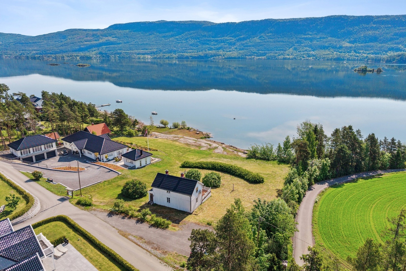 Det er kort vei til barnehager, skoler og servicetilbud på Vik, og med gangavstand til bussholdeplass ligger alt til rette for en enkel pendlerhverdag - enten du jobber i Hønefoss eller Oslo. Galleribilde
