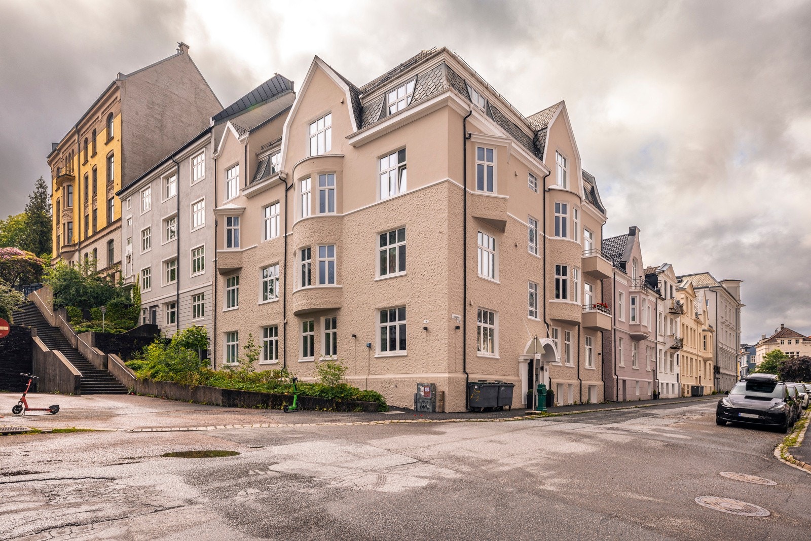 - En flott 3-roms selveierleilighet i høy 1. etasje - oppgradert bygård, vannbåren varme og attraktiv beliggenhet på Nygårdshøyden - Galleribilde