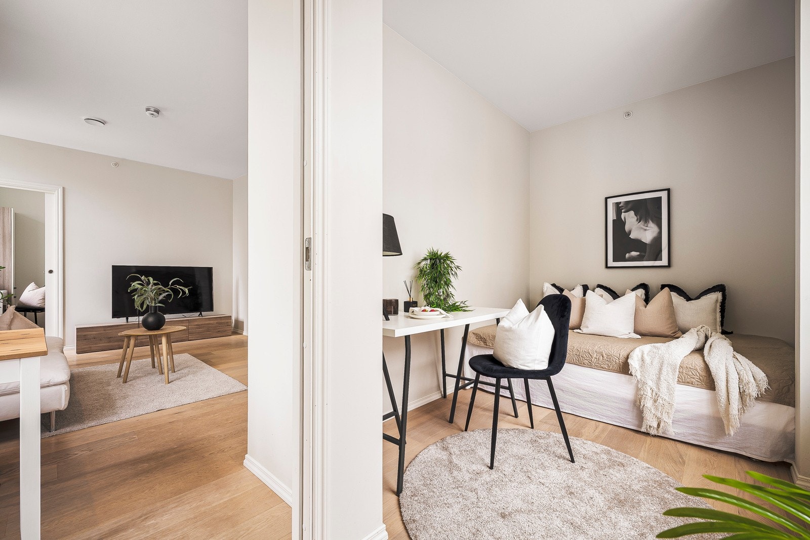 - Rommene er praktisk plassert på hver sin side av leiligheten - Galleribilde