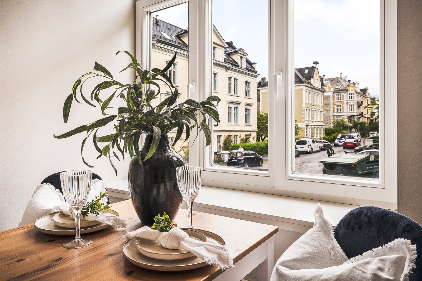 - Leiligheten ligger fint til i en høy 1.etasje - Galleribilde