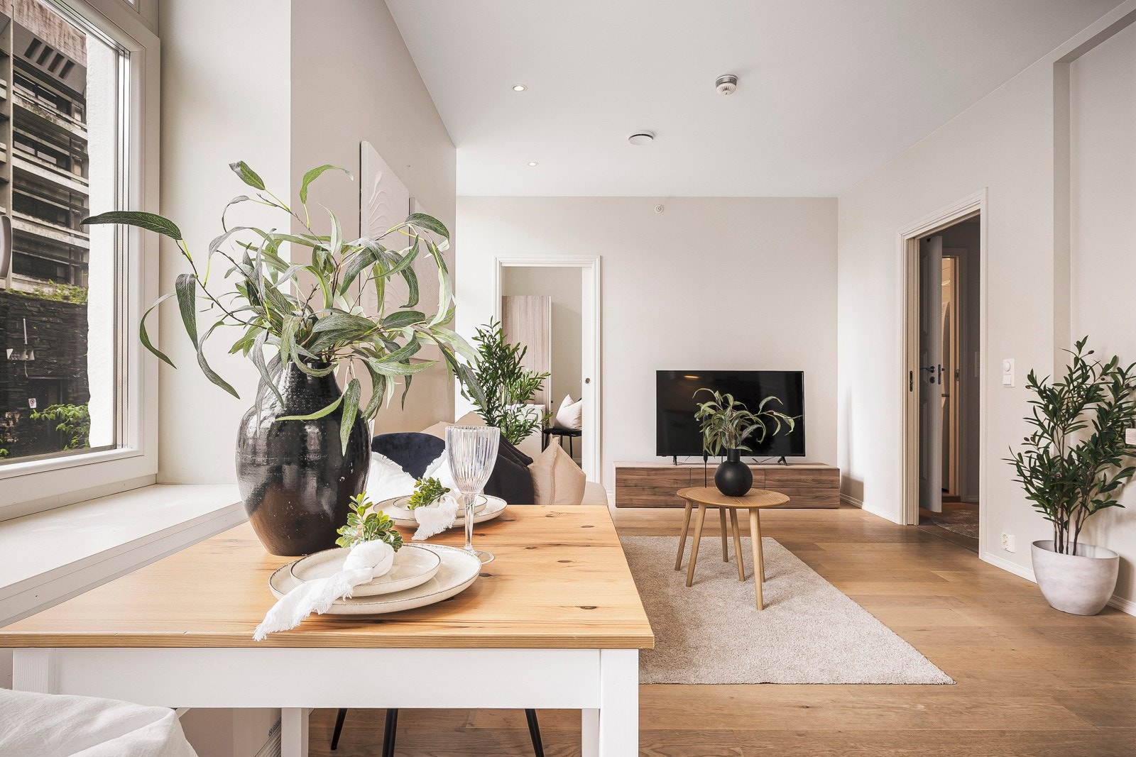 - Leiligheten har pene overflater, med 1-stavs eikeparkett og gjennomgående malt platekledning - Galleribilde