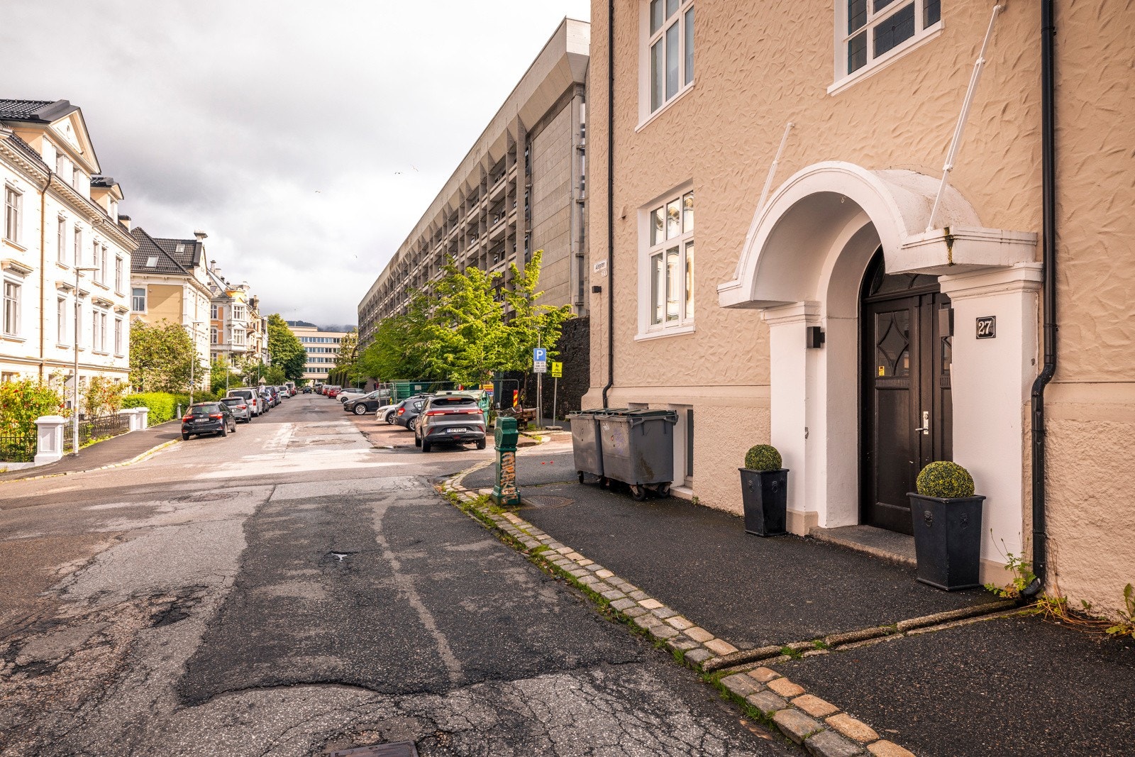 - Pent og velholdt inngangsparti - Galleribilde