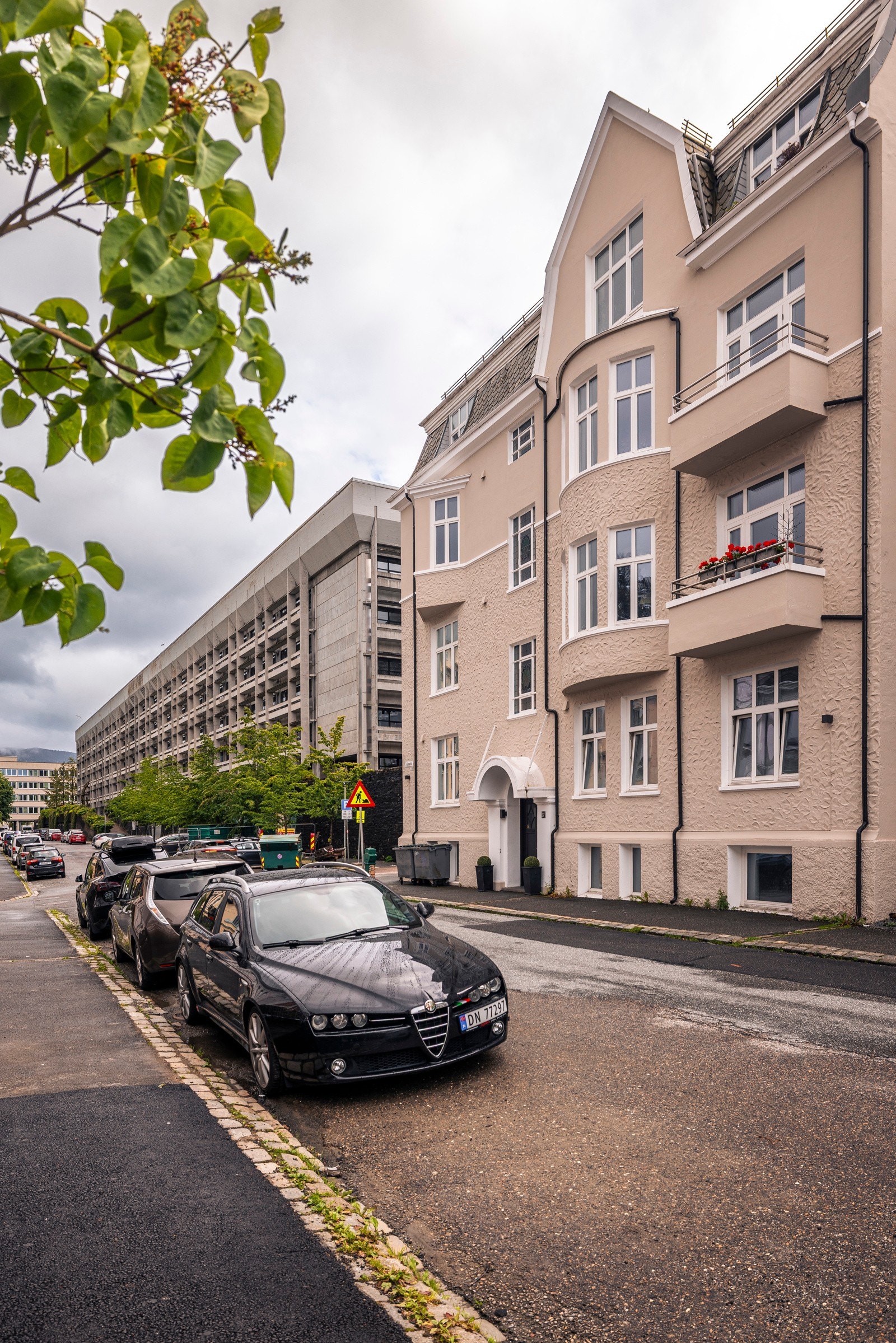 - Her bor du midt i smørøyet av Bergen sentrum, med kort vei til Universitetet i Bergen, høyskoler, Nygårdsparken, Bybanen, buss- og togforbindelser, butikker, kaféer og kulturtilbud - Galleribilde