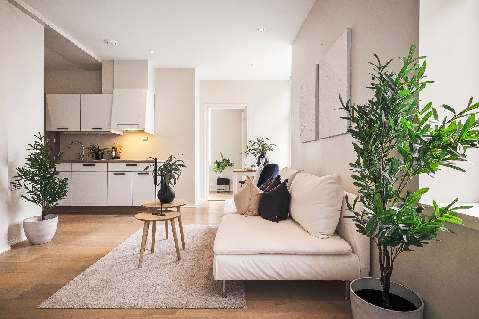 - Det er oppvarming via fjernvarme med radiator i stue og varme i badegulv - Galleribilde