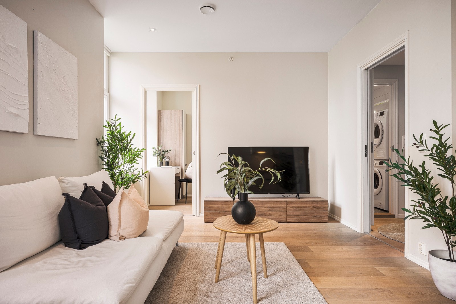 - Det er spotlights i entreen og i stue/kjøkken, og takhøyden på ca. 2,65 meter gir en luftig følelse - Galleribilde