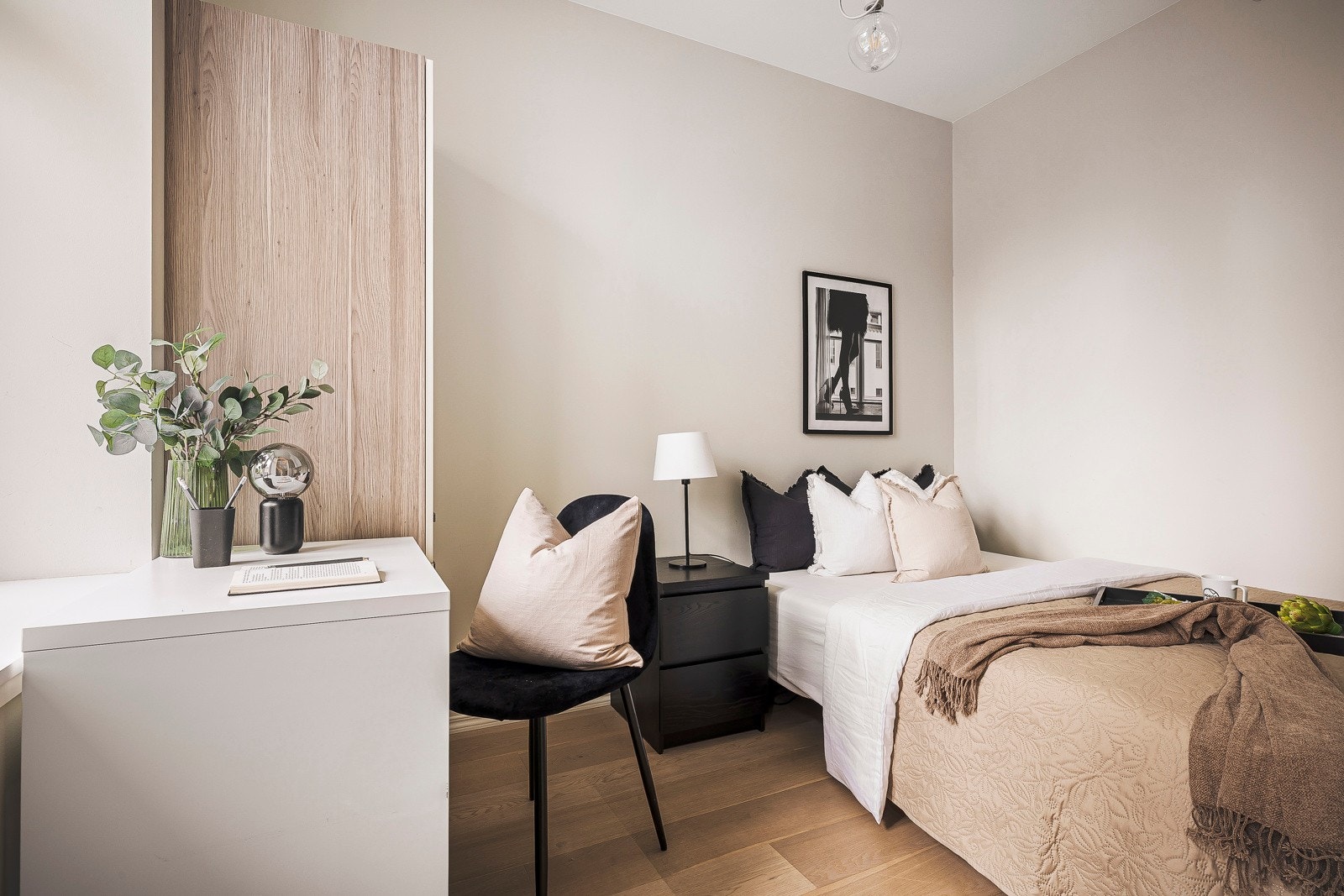 - Begge soverommene er romslige med plass til ønsket møblering - Galleribilde