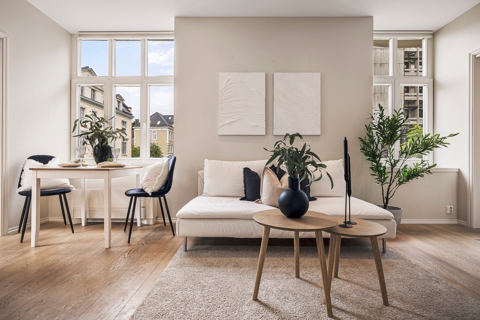 - Stuen har store vindusflater som slipper inn rikelig med naturlig lys og gir en god romfølelse - Galleribilde