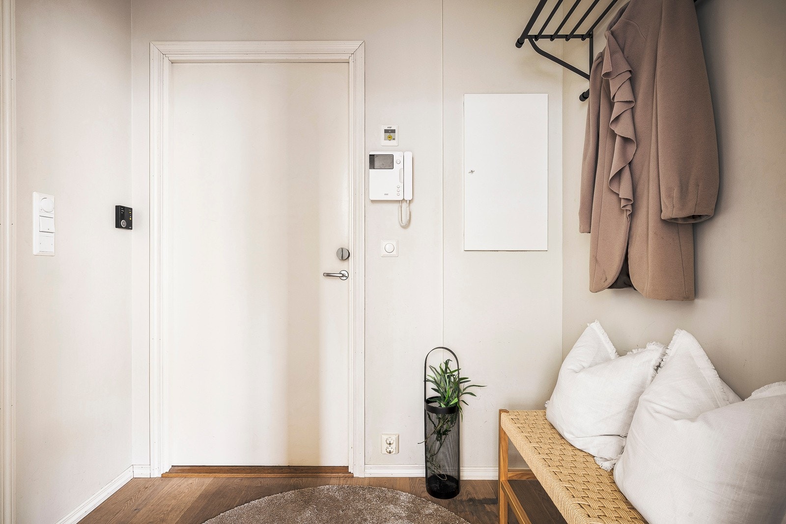 - Entreen er romslig med god plass til oppbevaring av yttertøy - Galleribilde