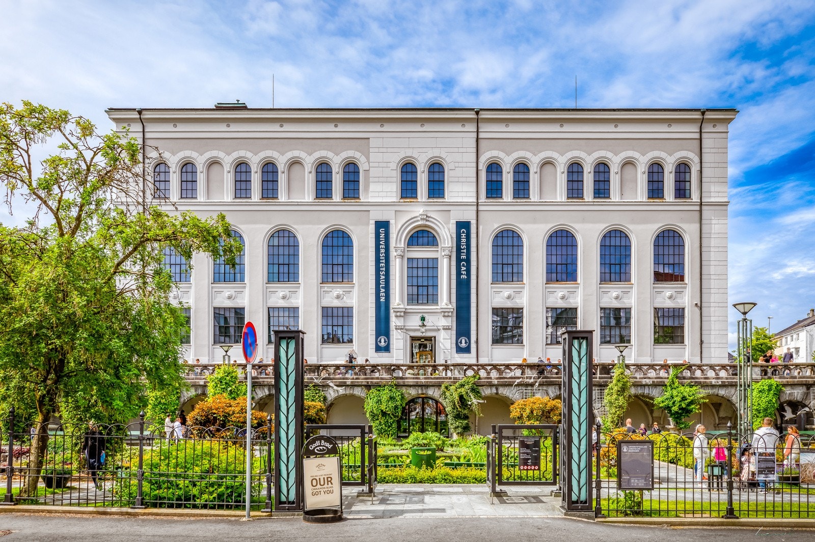 - Muséhagen ved Universitetsmuseet er populær om man vil sole seg eller kjenne gresset mellom tærne - Galleribilde