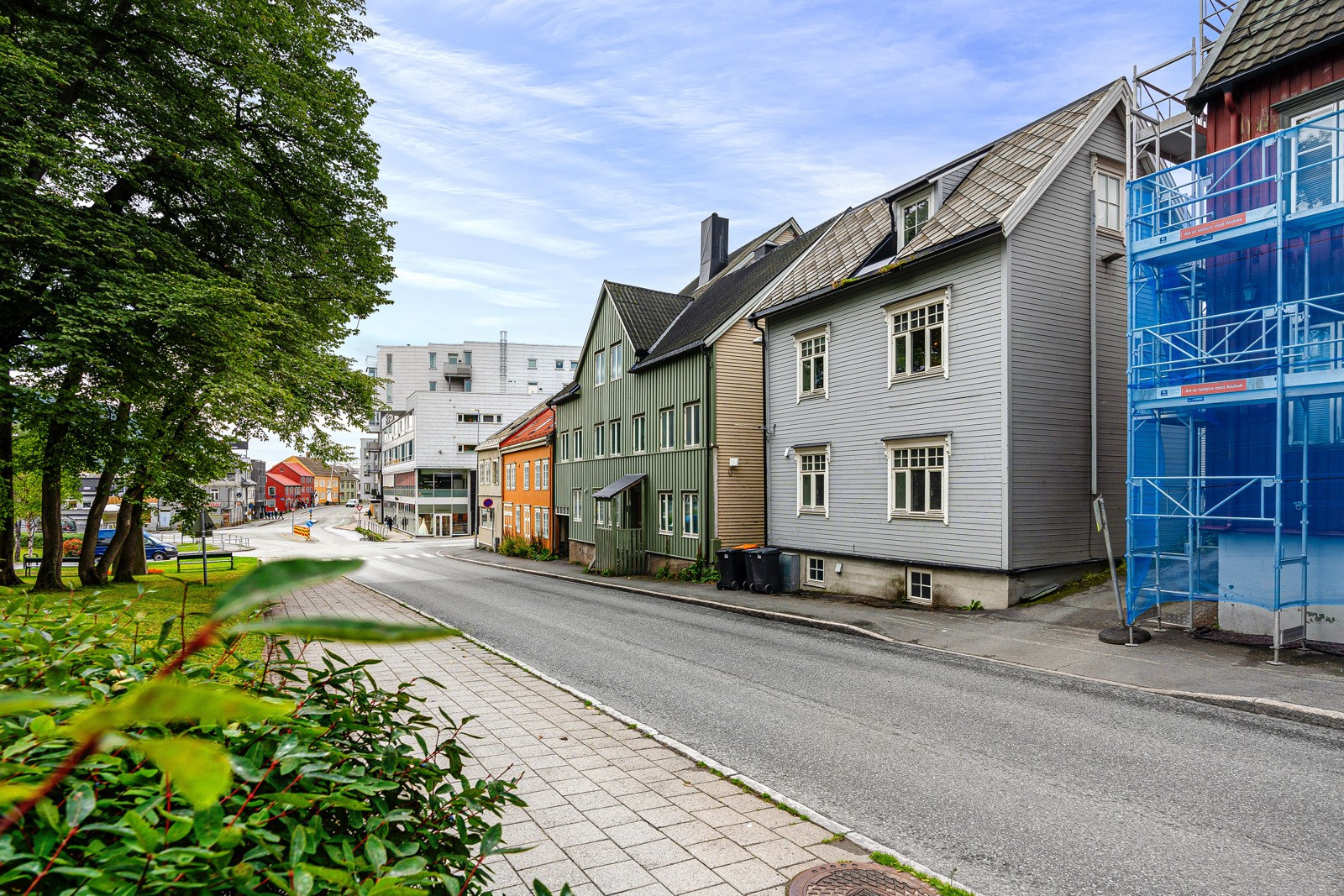 Leiligheten ligger svært sentralt til, med umiddelbar nærhet til Tromsø sentrum med sitt pulserende byliv og alt det har å by på!