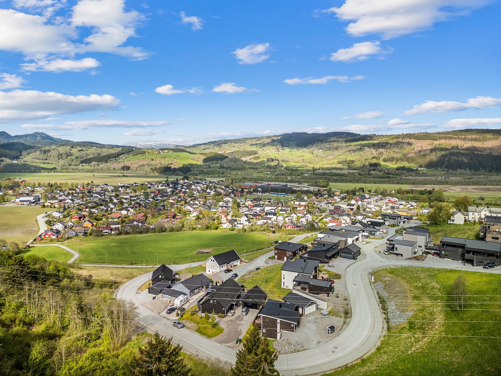 Det tar ca 6 min med bil inn til Orkanger sentrum. Galleribilde